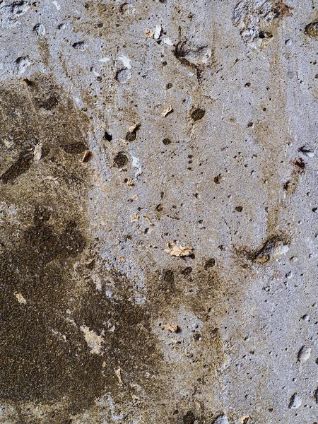 Çukur, çizik, düzensizlik, renkli izlerle çizilmiş desenli beton arka plan. Dikey yönelim.