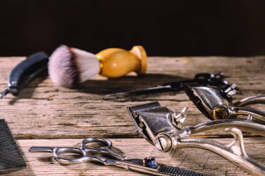 Köy ahşabı eskimiş arka planda eski berber aletleri