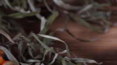 Deniz dikenli çalı koleksiyonu. Çalılıklarda Buckthorn çilekleri. Büyük portakal rengi sabun çileği. Olgun Buffaloberry Hasadı. Ahşap ve beton arka plan. Kapat.