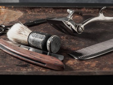 Klasik berber aletleri tehlikeli jilet kuaför makas eski manuel makas tıraş fırçası.