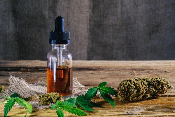 Medicinale Cannabishars Extract Concentraat Fles Medicijndruppelaar Naast Marihuana Knoppen Hennepbladeren Rechtenvrije Stockfoto's