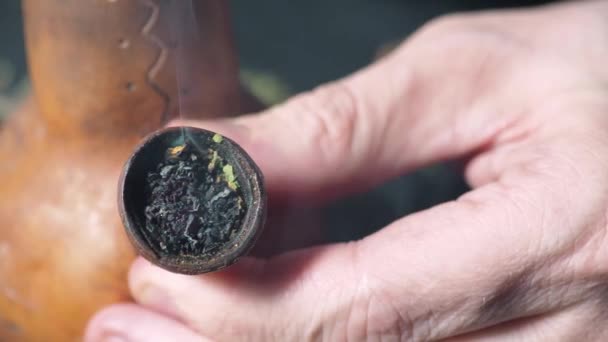 Rökpipa med medicinsk marijuana närbild. — Stockvideo