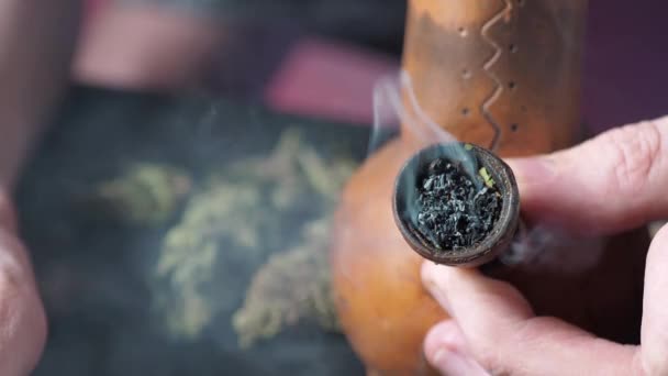 Smoking pipe with medical marijuana close-up. — Stock Video