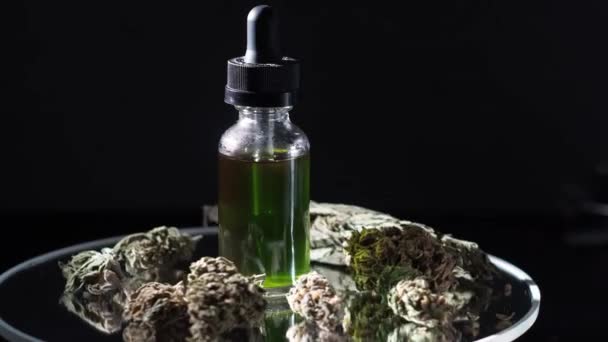 마리화나 뿌리는 사람이 마리화나 꽃봉오리와 의학적 어두운 테이블 위에서 — 비디오