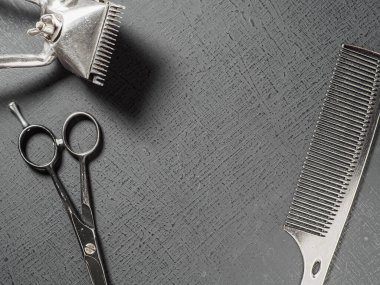 Klasik kuaför aletleri. Berber makası eski manuel saç makası. Siyah bir yüzeyde. Üst görünüm düzlüğü