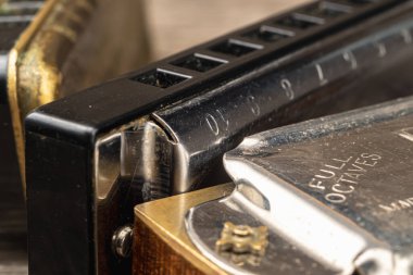 Müzik aletleri eski ahşap masa üzerinde diyatonik ve krom harmonikler. Dünya müzik günü. Yatay yönelim.