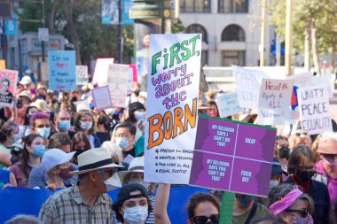 San Francisco, CA - Ekim 02, 2021: Kadınların Üreme Hakları Yürüyüşü 'nün tanımlanamayan katılımcıları San Francisco' da Market Caddesi 'nden aşağı yürüyen tabelalar taşıyorlar..