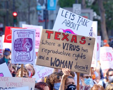 San Francisco, CA - Ekim 02, 2021: Kadınların Üreme Hakları Yürüyüşü 'nün tanımlanamayan katılımcıları San Francisco' da Market Caddesi 'nden aşağı yürüyen tabelalar taşıyorlar..