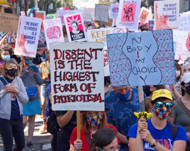 San Francisco, CA - Ekim 02, 2021: Kadınların Üreme Hakları Yürüyüşü 'nün tanımlanamayan katılımcıları San Francisco' da Market Caddesi 'nden aşağı yürüyen tabelalar taşıyorlar..