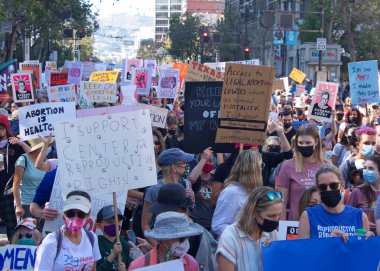 San Francisco, CA - Ekim 02, 2021: Kadınların Üreme Hakları Yürüyüşü 'nün tanımlanamayan katılımcıları San Francisco' da Market Caddesi 'nden aşağı yürüyen tabelalar taşıyorlar..