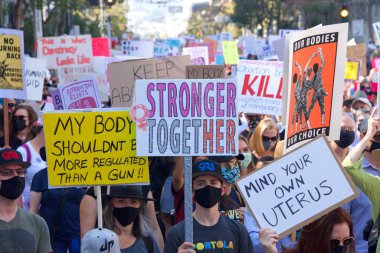 San Francisco, CA - Ekim 02, 2021: Kadınların Üreme Hakları Yürüyüşü 'nün tanımlanamayan katılımcıları San Francisco' da Market Caddesi 'nden aşağı yürüyen tabelalar taşıyorlar..
