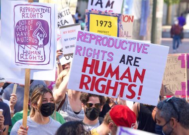 San Francisco, CA - Ekim 02, 2021: Kadınların Üreme Hakları Yürüyüşü 'nün tanımlanamayan katılımcıları San Francisco' da Market Caddesi 'nden aşağı yürüyen tabelalar taşıyorlar..