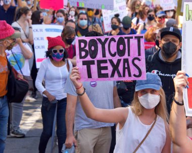 San Francisco, CA - Ekim 02, 2021: Kadınların Üreme Hakları Yürüyüşü 'nün tanımlanamayan katılımcıları San Francisco' da Market Caddesi 'nden aşağı yürüyen tabelalar taşıyorlar..