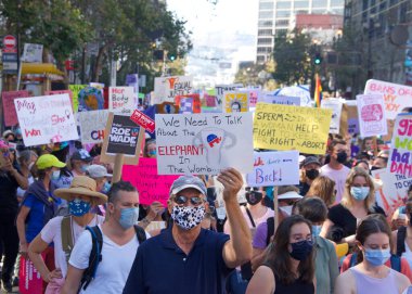 San Francisco, CA - Ekim 02, 2021: Kadınların Üreme Hakları Yürüyüşü 'nün tanımlanamayan katılımcıları San Francisco' da Market Caddesi 'nden aşağı yürüyen tabelalar taşıyorlar..