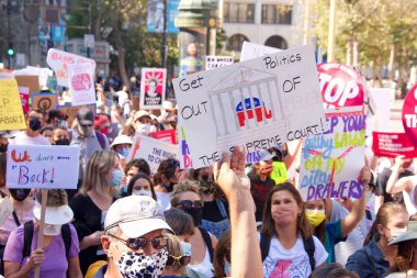 San Francisco, CA - Ekim 02, 2021: Kadınların Üreme Hakları Yürüyüşü 'nün tanımlanamayan katılımcıları San Francisco' da Market Caddesi 'nden aşağı yürüyen tabelalar taşıyorlar..