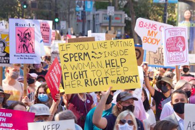 San Francisco, CA - Ekim 02, 2021: Kadınların Üreme Hakları Yürüyüşü 'nün tanımlanamayan katılımcıları San Francisco' da Market Caddesi 'nden aşağı yürüyen tabelalar taşıyorlar..