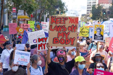 San Francisco, CA - Ekim 02, 2021: Kadınların Üreme Hakları Yürüyüşü 'nün tanımlanamayan katılımcıları San Francisco' da Market Caddesi 'nden aşağı yürüyen tabelalar taşıyorlar..