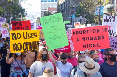 San Francisco, CA - Ekim 02, 2021: Kadınların Üreme Hakları Yürüyüşü 'nün tanımlanamayan katılımcıları San Francisco' da Market Caddesi 'nden aşağı yürüyen tabelalar taşıyorlar..