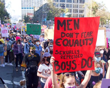 San Francisco, CA - Ekim 02, 2021: Kadınların Üreme Hakları Yürüyüşü 'nün tanımlanamayan katılımcıları San Francisco' da Market Caddesi 'nden aşağı yürüyen tabelalar taşıyorlar..