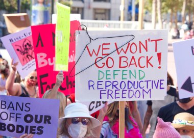 San Francisco, CA - Ekim 02, 2021: Kadınların Üreme Hakları Yürüyüşü 'nün tanımlanamayan katılımcıları San Francisco' da Market Caddesi 'nden aşağı yürüyen tabelalar taşıyorlar..