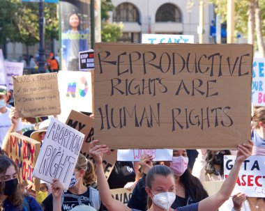 San Francisco, CA - Ekim 02, 2021: Kadınların Üreme Hakları Yürüyüşü 'nün tanımlanamayan katılımcıları San Francisco' da Market Caddesi 'nden aşağı yürüyen tabelalar taşıyorlar..