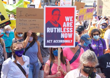 San Francisco, CA - Ekim 02, 2021: Kadınların Üreme Hakları Yürüyüşü 'nün tanımlanamayan katılımcıları San Francisco' da Market Caddesi 'nden aşağı yürüyen tabelalar taşıyorlar..