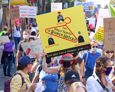 San Francisco, CA - Ekim 02, 2021: Kadınların Üreme Hakları Yürüyüşü 'nün tanımlanamayan katılımcıları San Francisco' da Market Caddesi 'nden aşağı yürüyen tabelalar taşıyorlar..