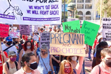 San Francisco, CA - Ekim 02, 2021: Kadınların Üreme Hakları Yürüyüşü 'nün tanımlanamayan katılımcıları San Francisco' da Market Caddesi 'nden aşağı yürüyen tabelalar taşıyorlar..