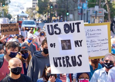 San Francisco, CA - Ekim 02, 2021: Kadınların Üreme Hakları Yürüyüşü 'nün tanımlanamayan katılımcıları San Francisco' da Market Caddesi 'nden aşağı yürüyen tabelalar taşıyorlar..