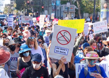 San Francisco, CA - Ekim 02, 2021: Kadınların Üreme Hakları Yürüyüşü 'nün tanımlanamayan katılımcıları San Francisco' da Market Caddesi 'nden aşağı yürüyen tabelalar taşıyorlar..
