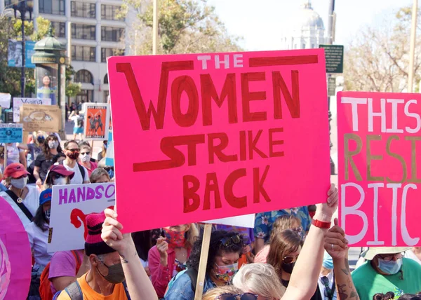 2021年10月2日 加利福尼亚州旧金山 妇女争取生殖权利游行的身份不明的参与者举着标语沿着旧金山的市场街行进 — 图库照片