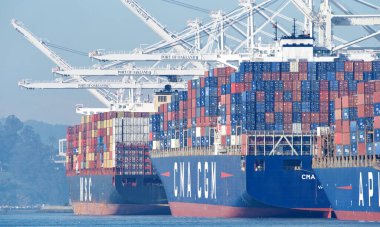 Oakland, CA - 10 Ocak 2022: Amerika Birleşik Devletleri 'nin en işlek beşinci limanı olan Oakland Limanı' nda yüklenen çok sayıda kargo gemisi.