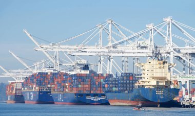 Oakland, CA - 10 Ocak 2022: Amerika Birleşik Devletleri 'nin en işlek beşinci limanı olan Oakland Limanı' nda yüklenen çok sayıda kargo gemisi.