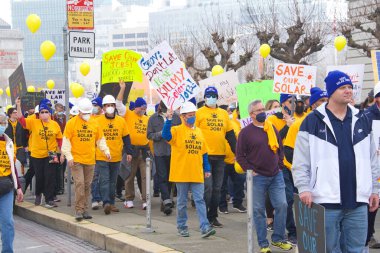 San Francisco, CA - 13 Ocak 2022: Kaliforniya 'da güneş enerjisinden tasarruf etmek için düzenlenen mitingde kimliği belirsiz katılımcılar. Tabela tutuyor, protesto için devlet binasına yürüyor..