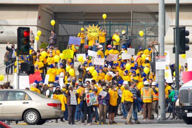San Francisco, CA - 13 Ocak 2022: Kaliforniya 'da güneş enerjisinden tasarruf etmek için düzenlenen mitingde kimliği belirsiz katılımcılar. Tabela tutuyor, protesto için devlet binasına yürüyor..