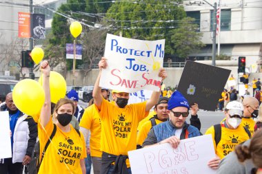 San Francisco, CA - 13 Ocak 2022: Kaliforniya 'da güneş enerjisinden tasarruf etmek için düzenlenen mitingde kimliği belirsiz katılımcılar. Tabela tutuyor, protesto için devlet binasına yürüyor..