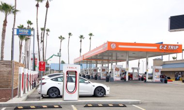 Bakersfield, CA - 29 Ocak 2022: Tesla Supercharger istasyonu Stockton Hwy 'deki benzin istasyonunun yanında. Süperşarj istasyonları Tesla arabalarının bir saat içinde kanalda hızlı şarj olmasına izin veriyor..