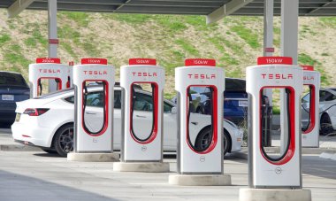 Kettleman City, CA - 29 Ocak 2022: Tesla Supercharger istasyonunda birçok araba şarj ediliyor. Süperşarj istasyonları Tesla arabalarının bir saat içinde kanalda hızlı şarj olmasına izin veriyor..