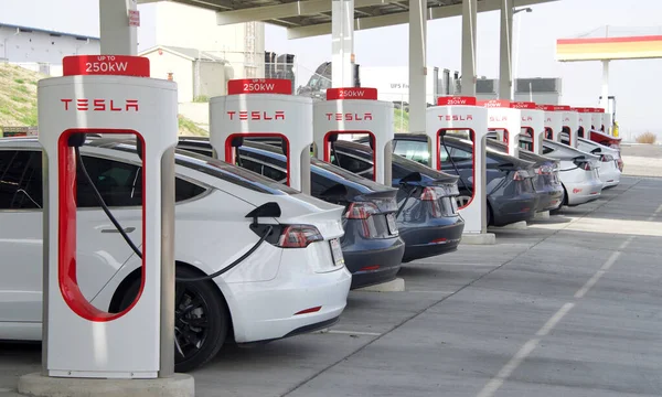 Kettleman City Januar 2022 Viele Autos Laden Einer Tesla Supercharger — Stockfoto