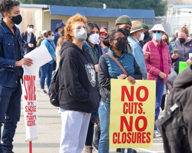 Oakland, CA - 5 Şubat 2022: Prescott İlköğretim Okulu 'nda kimliği belirlenemeyen katılımcılar, ilçedeki planlanan okul kapatmalarını protesto ediyorlar..