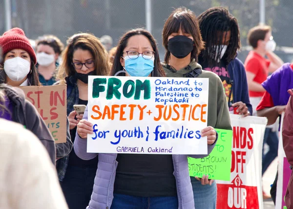 Oakland Lutego 2022 Niezidentyfikowani Uczestnicy Trzymający Znaki Szkole Podstawowej Prescott — Zdjęcie stockowe