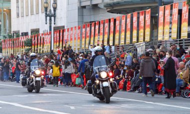 San Francisco, CA - 19 Şubat 2022: SFPD, dünyanın en iyi 10 geçit töreninden biri olan ve Asya dışındaki türünün en büyük kutlamalarından biri olan Çin Yeni Yıl Geçidi 'nin kadrosunu yönetiyor.