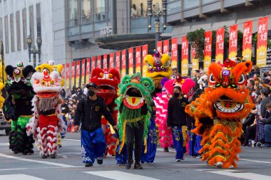 San Francisco, CA - 19 Şubat 2022: Çin Yeni Yıl Geçidi 'nin kimliği belirsiz katılımcıları, dünyanın en iyi 10 geçit töreninden biri ve Asya dışındaki türünün en büyük kutlamalarından biri.