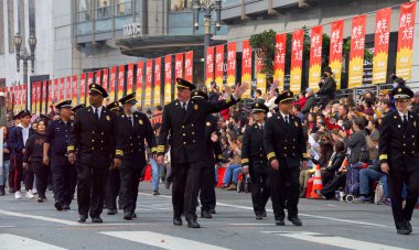 San Francisco, CA - 19 Şubat 2022: Çin Yeni Yıl Geçidi 'nin kimliği belirsiz katılımcıları, dünyanın en iyi 10 geçit töreninden biri ve Asya dışındaki türünün en büyük kutlamalarından biri.