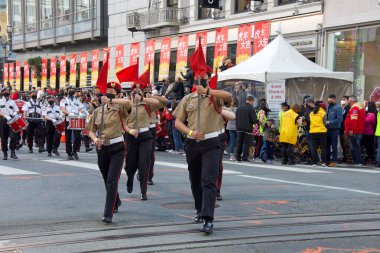 San Francisco, CA - 19 Şubat 2022: Çin Yeni Yıl Geçidi 'nin kimliği belirsiz katılımcıları, dünyanın en iyi 10 geçit töreninden biri ve Asya dışındaki türünün en büyük kutlamalarından biri.