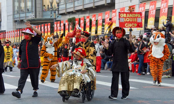 San Francisco Lutego 2022 Niezidentyfikowani Uczestnicy Chińskiej Parady Noworocznej Jednej — Zdjęcie stockowe