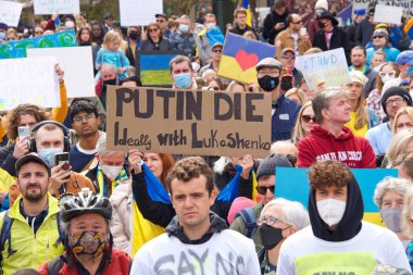 San Francisco, CA - 26 Şubat 2022: Birleşmiş Ukrayna Protestosu 'nun tanımlanamayan katılımcıları. Rus saldırısına karşı Ukrayna halkıyla dayanışma savunucusu.