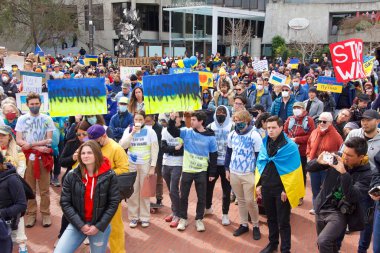 San Francisco, CA - 26 Şubat 2022: Birleşmiş Ukrayna Protestosu 'nun tanımlanamayan katılımcıları. Rus saldırısına karşı Ukrayna halkıyla dayanışma savunucusu.