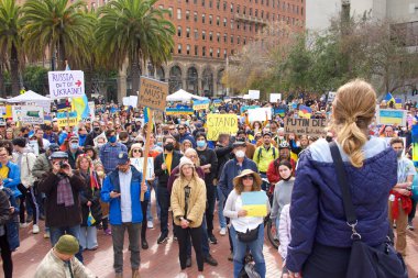 San Francisco, CA - 26 Şubat 2022: Birleşmiş Ukrayna Protestosu 'nun tanımlanamayan katılımcıları. Rus saldırısına karşı Ukrayna halkıyla dayanışma savunucusu.