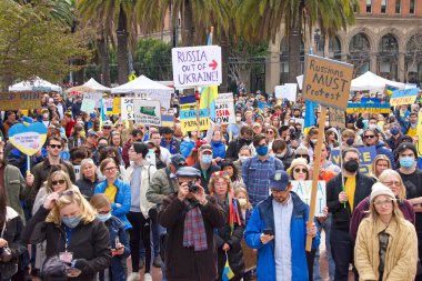 San Francisco, CA - 26 Şubat 2022: Birleşmiş Ukrayna Protestosu 'nun tanımlanamayan katılımcıları. Rus saldırısına karşı Ukrayna halkıyla dayanışma savunucusu.